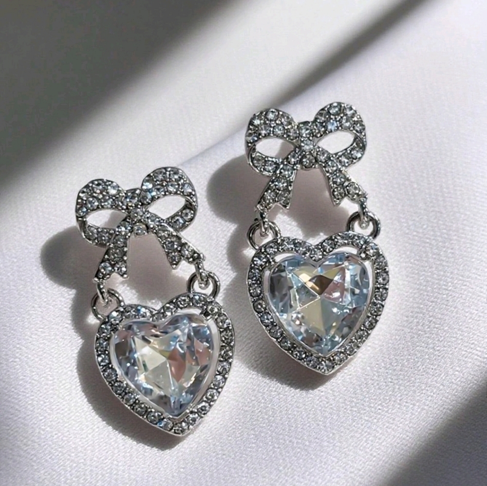 BRAND NEW ** Elegant Silver Heart Earrings with Bow Design